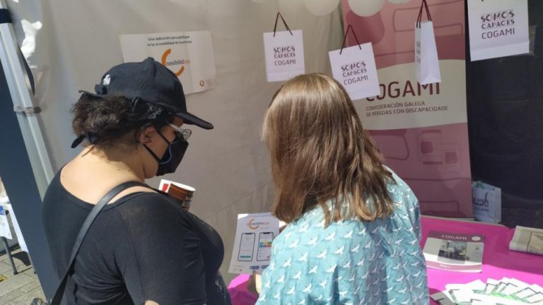 O programa Sumando na Rede de COGAMI anima ás persoas con discapacidade a que fagan voluntariado