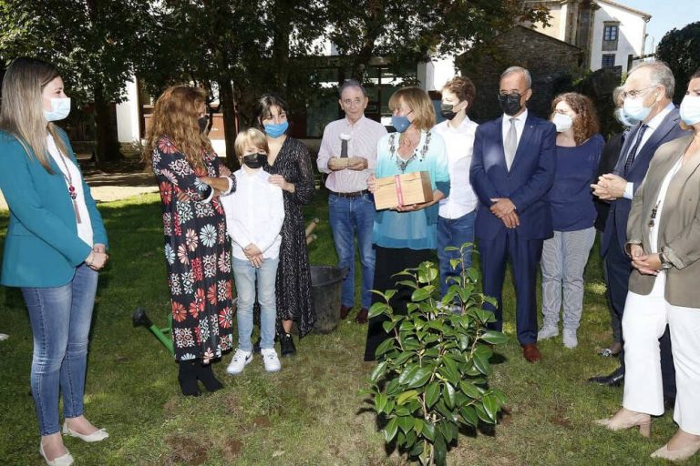 Jimena Fernández de la Vega cunha camelia na súa honra no Parque das Ciencias de Santiago