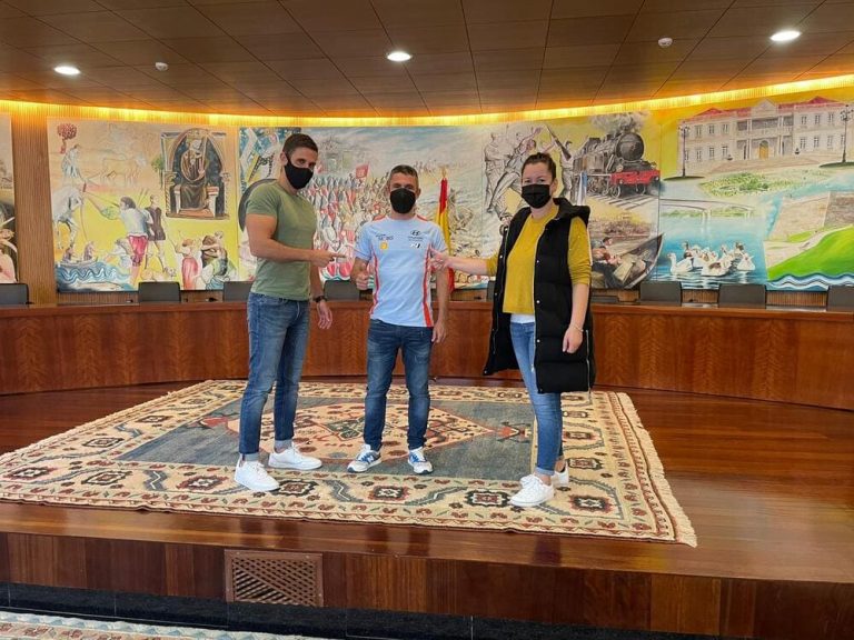 Salvaterra de Miño recibe a visita de Cándido Carrera tras un fito histórico do deportista local