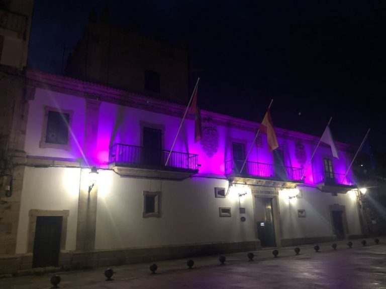 O rosa tingue o Concello de Baiona para visibilizar o cancro de mama