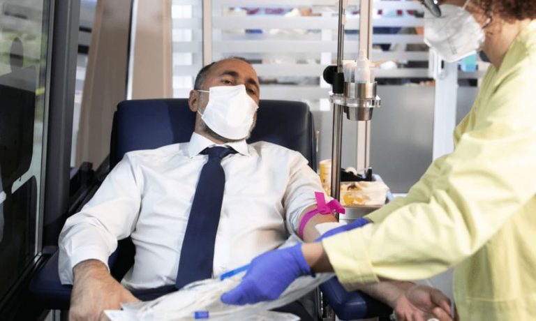 O conselleiro de Sanidade lembra a importancia de doar sangue