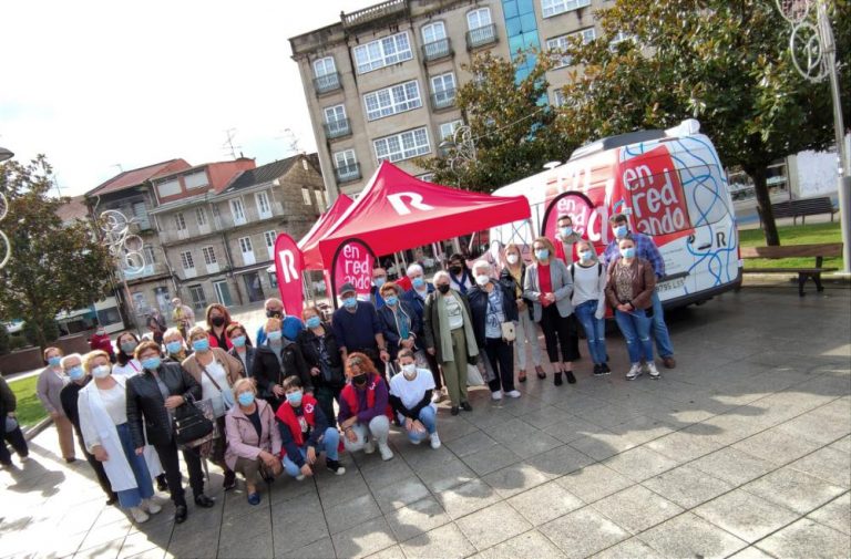 Éxito de participación en Ponteareas da iniciativa conxunta de R e Cruz Vermella ‘Enredando tour R’