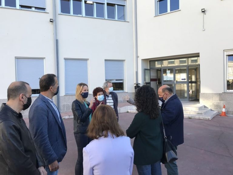 Fernández-Tapias supervisa o remate das obras no IES Primeiro de Marzo de Baiona