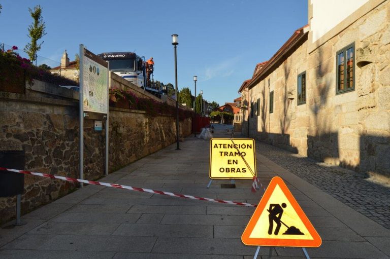 En marcha a reparación do empedrado do Camiño da Rúa en Mos