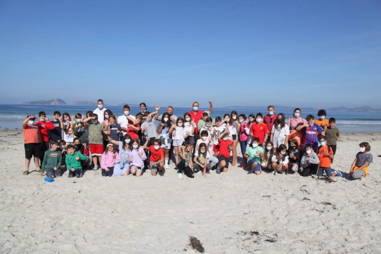 Máis de 200 escolares de Nigrán recibirán un bautismo de surf gratis