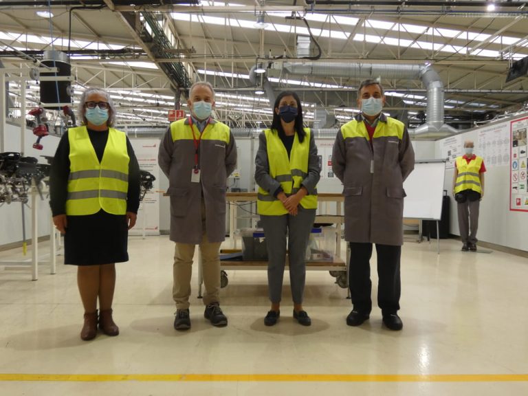 A empresa SMRC Automotive Interiors Spain recibe á alcaldesa de Salceda