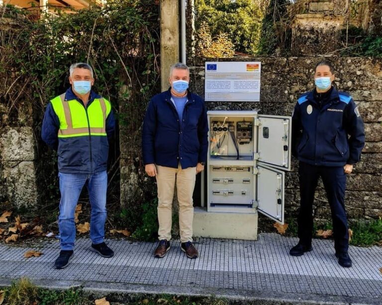 O alcalde da Cañiza visita as obras no alumeado na parroquia do  Couto e Parada