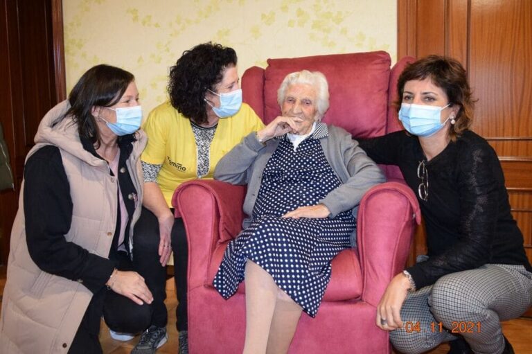 Carmen Gómez, veciña de Amorín celebrou o seu 100 aniversario rodeada de cariño