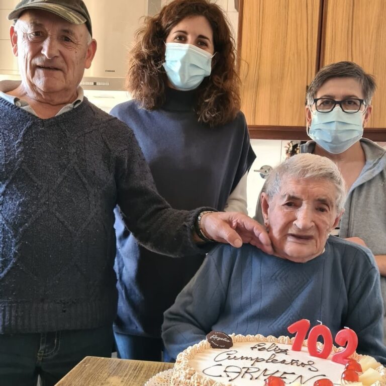 Oia felicita á veciña de Burgueira Carmen Álvarez polo seu 102 aniversario