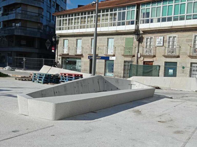 A complexidade técnica da fabricación e colocación dos bancos xardineiras da Praza de Bugallal retrasan a súa finalización