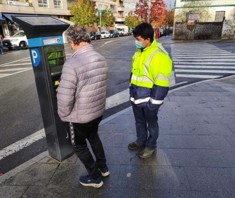 Xa funciona o estacionamento limitado gratuíto na Avenida de Galicia, Rosalía de Castro e nun tramo da rúa dos Carballos