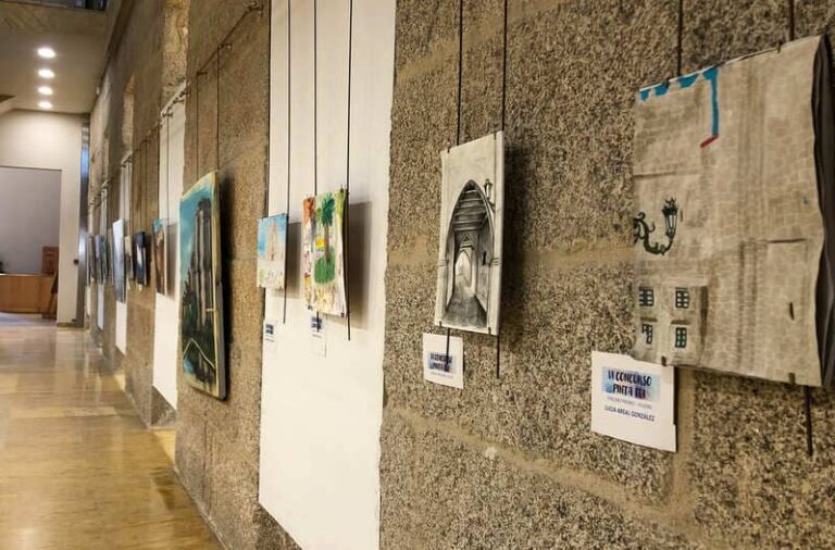 As obras do VI Concurso de Pintura rápida Pinta Tui poden visitarse no anexo da Sala Municipal de Exposicións