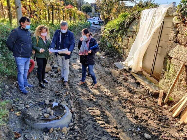 O alcalde da Cañiza visita as obras de mellora en Valeixe