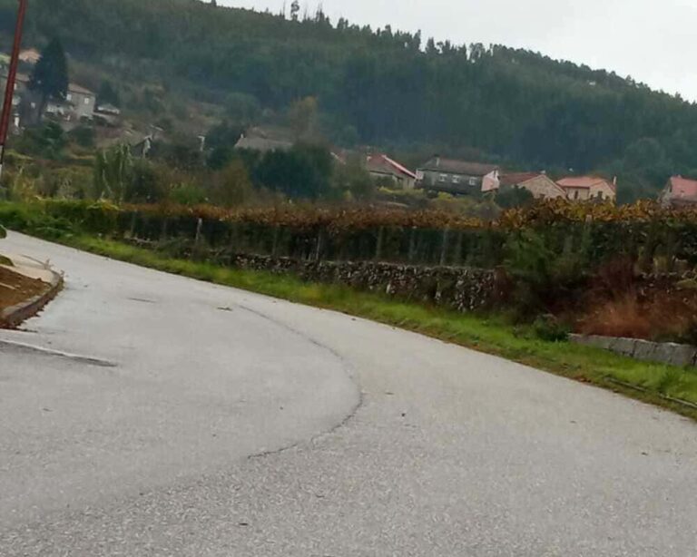 Arbo pavimenta e mellora as beirarrúas do vial de acceso a Sela