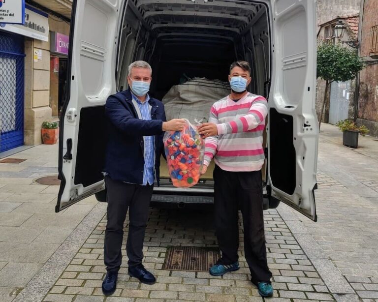 A Cañiza entrega media tonelada de tapóns de plástico á Fundación Amigos de Galicia