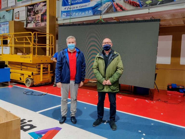 O pavillón deportivo da Cañiza luce un novo videomarcador