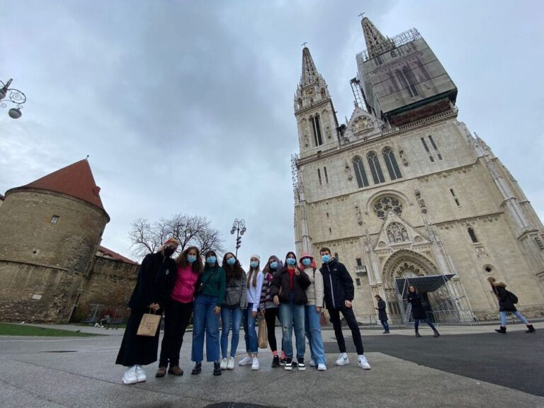 Oito mozos de Ponteareas intercambian experiencias en Croacia con voluntarios e voluntarias de cinco países