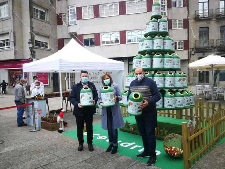 Ecovidrio e Redondela impulsan a reciclaxe de vidro durante o Nadal cunha árbore formada por ‘miniglús’