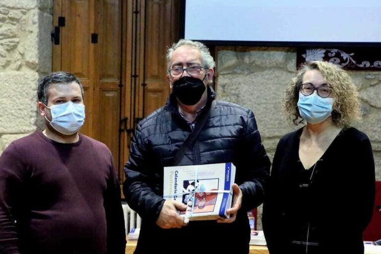 A veciñanza de Ponteareas xa pode recoller o calendario 2022 que homenaxea a obra do caricaturista Vidales Tomé
