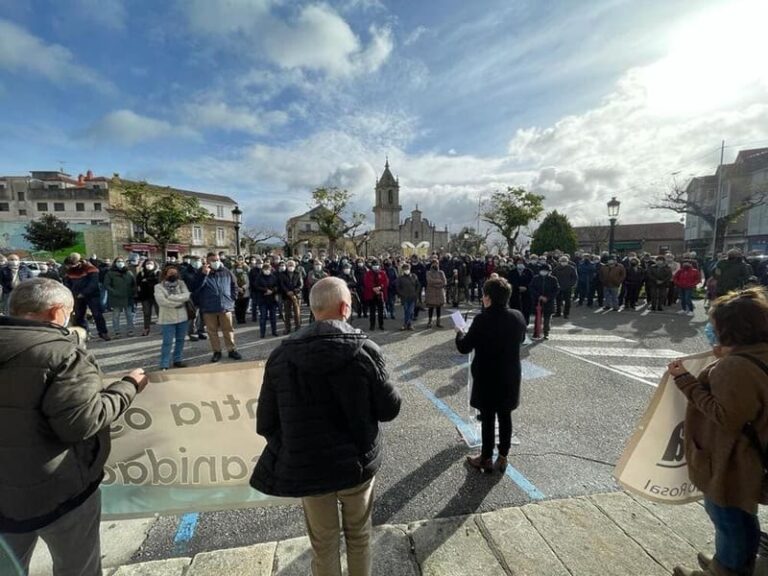Arredor de 450 persoas concentráronse no Rosal para denunciar a precaria situación da atención primaria