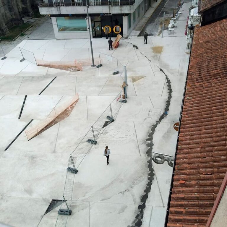 O Concello de Ponteareas informa que a Policía Local dispón de imaxes do vertido de aceite na praza de Bugallal