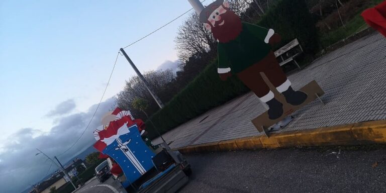 Os alumnos de carpintería do IES Salvaterra de Miño decoran a rúa Miño