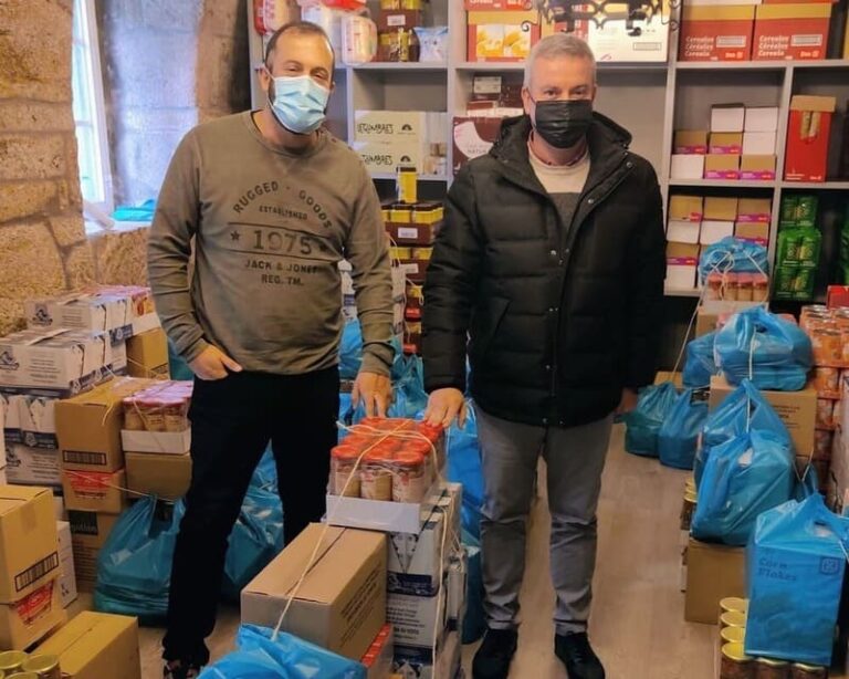 O Balonmán Saeplast Cañiza doa alimentos ao almacén municipal