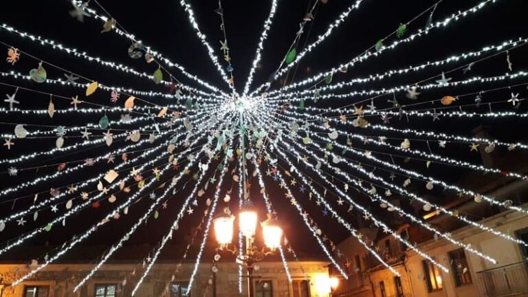 O “Universo Creativo do Nadal” luce xa na Praza do Reló da Guarda