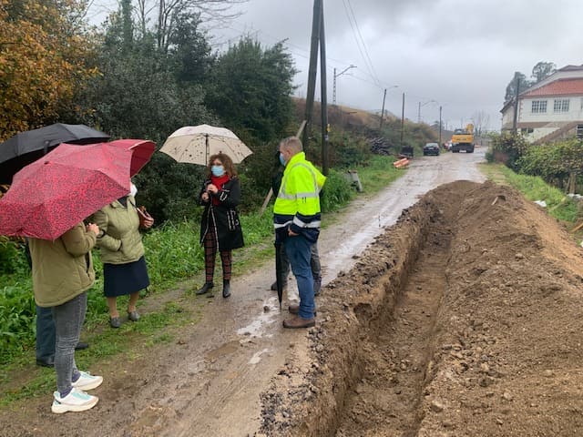 Continúan as obras de mellora de servizos municipais en Carracido