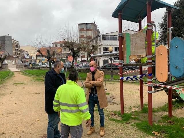 O alcalde do Porriño, Alejando Lorenzo, encarga a reparación urxente dos parques infantís