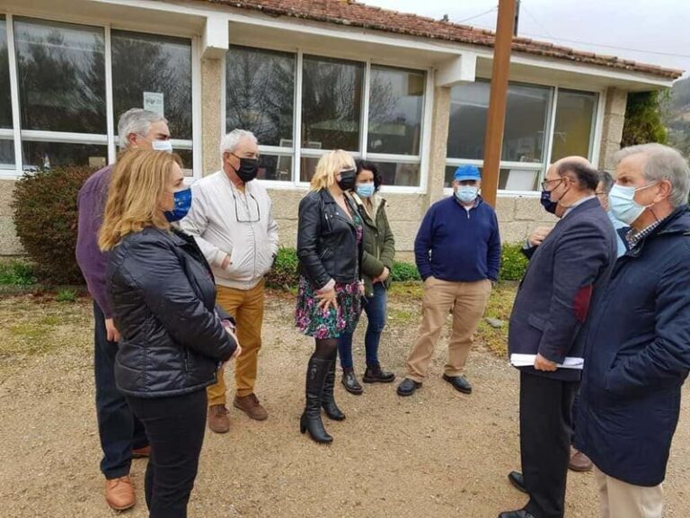 O xefe territorial de Educación informa aos veciños de Nigrán da imposibilidade de desafectar a casa de mestres