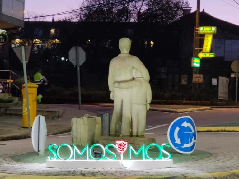 Mos dá a benvida ao municipio co SOMOSMOS nas súas entradas