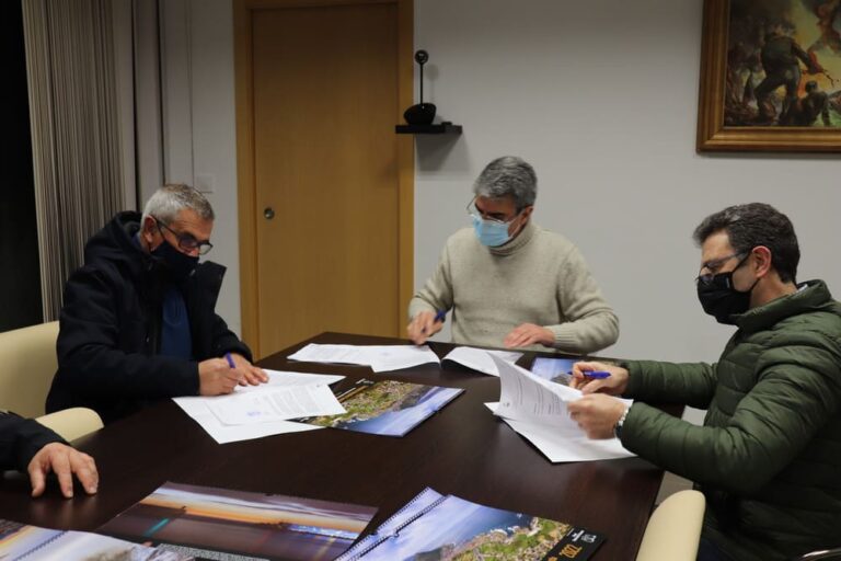 A Concellaría de Turismo da Guarda e o grupo de fotógrafos Capturando A Guarda editan o calendario fotográfico para 2022