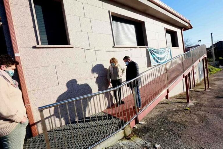 O Concello mellora a mobilidade e seguridade do Centro Cultural de Ribadetea cunha nova rampla peonil e o valado da terraza