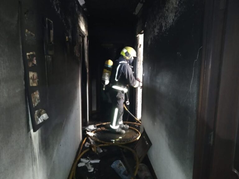 Dúas persoas trasladadas tras producirse un incendio nunha vivenda en Ponteareas que obrigou a desaloxar aos veciños do edificio