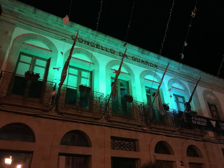 O Concello da Guarda ilumínase de cor verde polo Día de Perthes