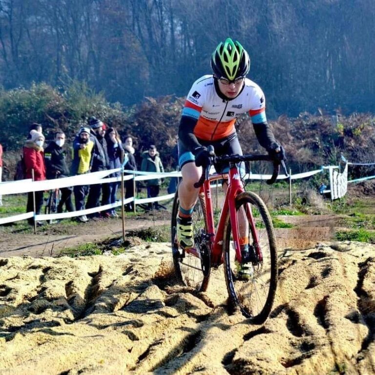 O Concello de Ponteareas anima ao ciclista Borja Gómez antes do seu debut na competición internacional en Bélgica