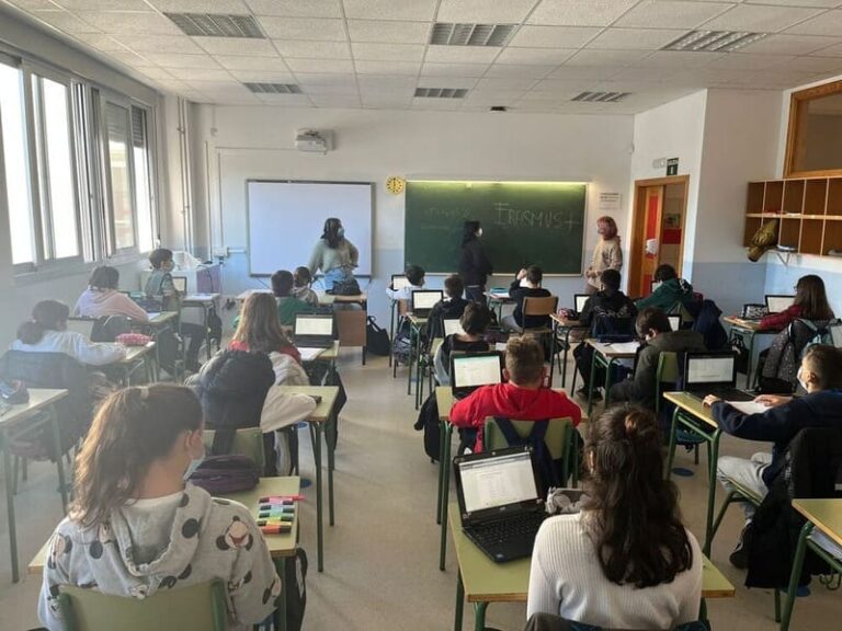 O Concello comparte co alumnado dos institutos de Ponteareas os seus programas para a mocidade