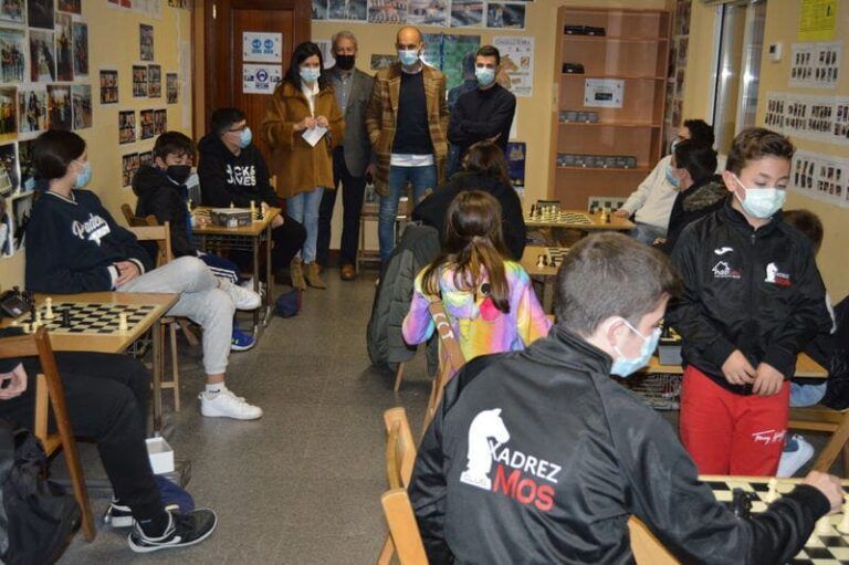 Nidia Arévalo e Alejandro Lorenzo visitan aos rapaces e rapazas do Club Xadrez Mos