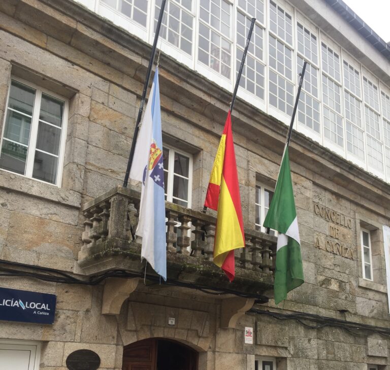 O Pleno da Cañiza garda un minuto de silencia polas vítimas do ‘Villa de Pitanxo’