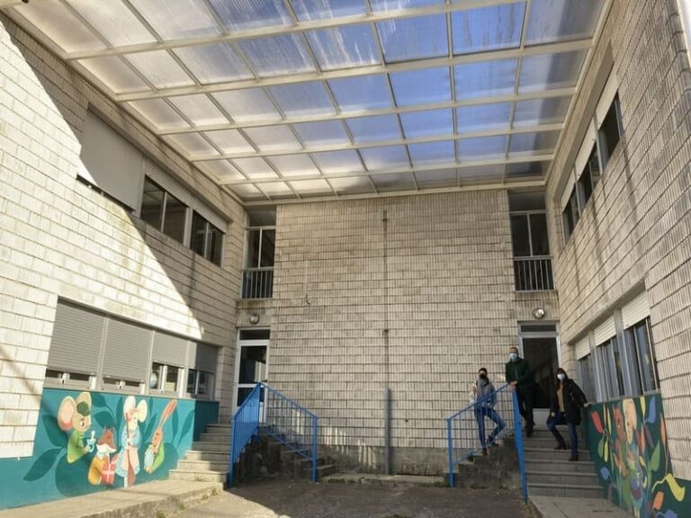 Nigrán inviste na instalación de dúas novas cubertas no CEIP Carlos Casares