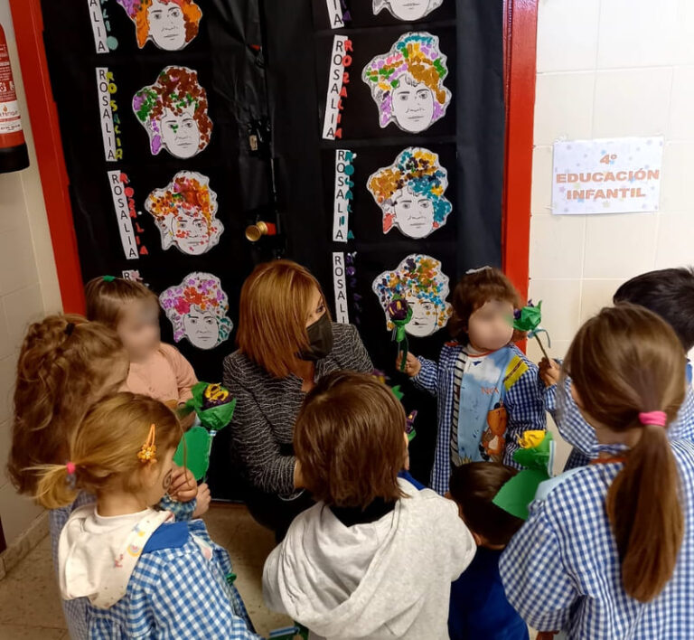 O alumnado do CEIP Alexándre Bóveda de Angorén comparte coa alcaldesa as actividades que realiza con motivo do Día de Rosalía