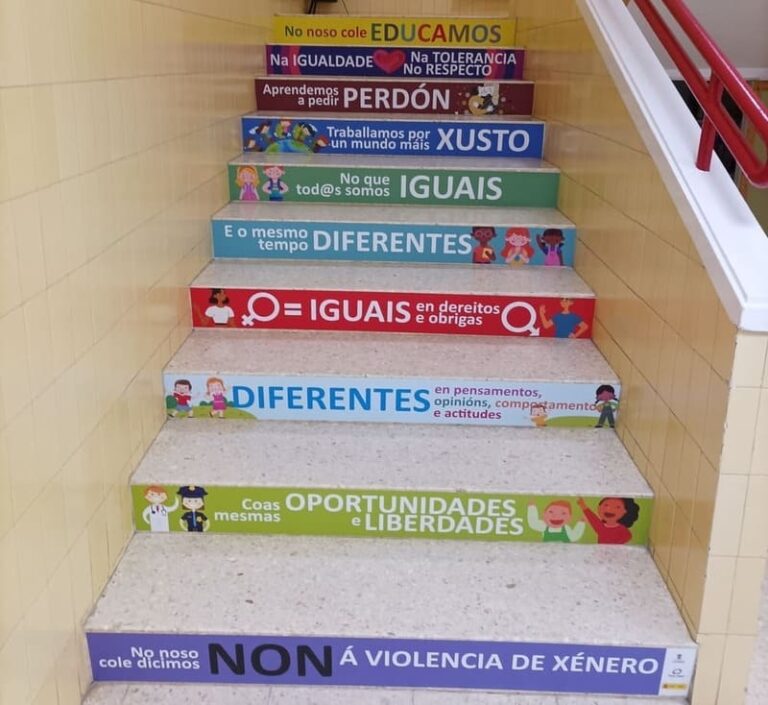 A Cañiza instala no CEIP de Valeixe “a escaleira da igualdade”