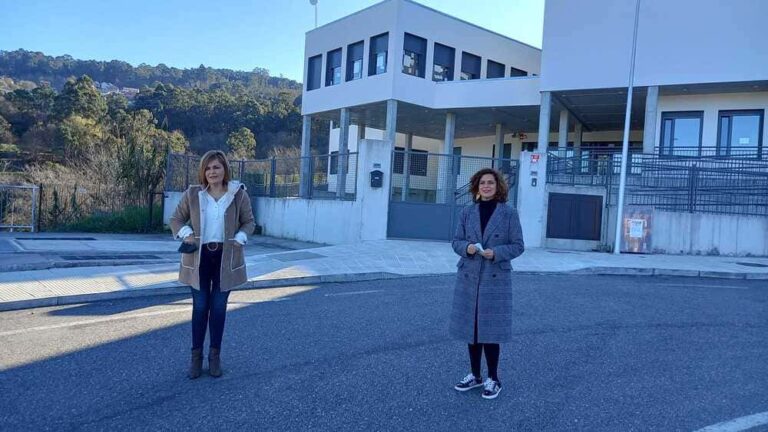 A alcaldesa acompañada da deputada Leticia Gallego, reivindica en Chapela a “urxencia” de construír unha escola infantil