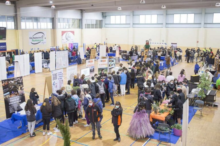 Centos de persoas visitaron a cuarta edición da Feira das Ensinanzas Profesionais e Artísticas de Ponteareas