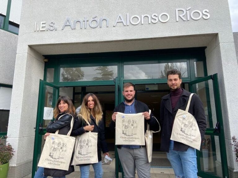 A OMIX de Tomiño visita o Instituto Antón Alonso Ríos para promocionar a súa labor entre a mocidade
