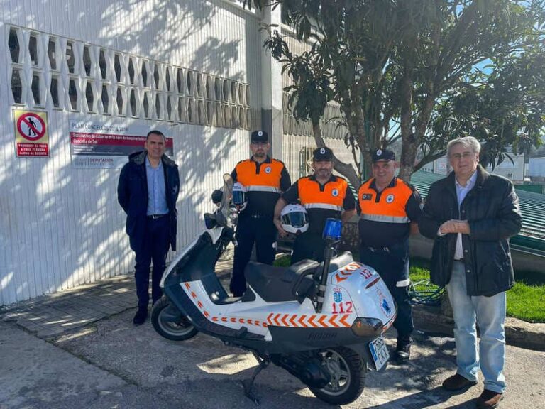 O Concello de Tui entrega a Protección Civil unha motocicleta
