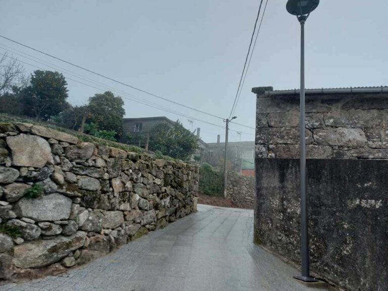 Rematadas as obras de acceso á igrexa en Cequeliños