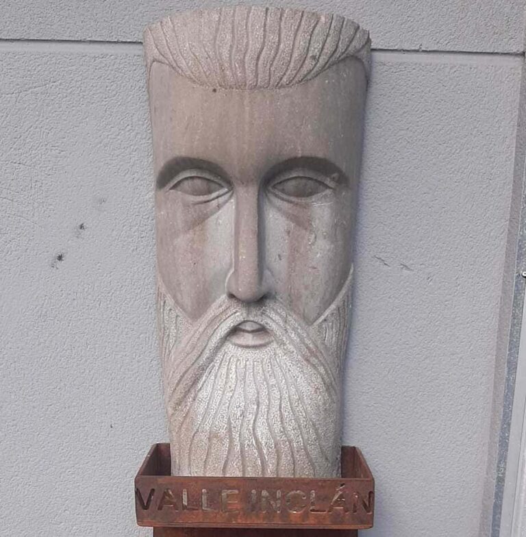 Redondela traslada o busto de Valle-Inclán á biblioteca municipal que leva o nome do ilustre dramaturgo