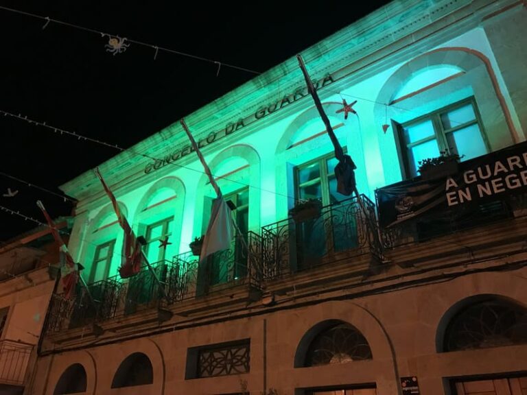 O Concello da Guarda tínguense de verde para conmemorar o Día das enfermidades raras